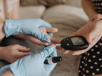 diabetes specialist doctor in Jaipur Dr Sunil Dhand treating patients.